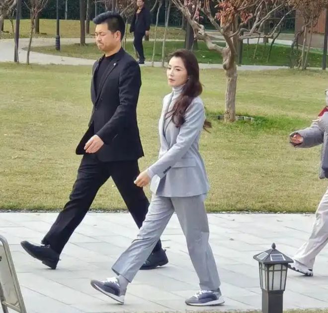一身标准的干部风简直绝了不入编都可惜了！bsport体育入口刘涛也太正点了吧！(图4)