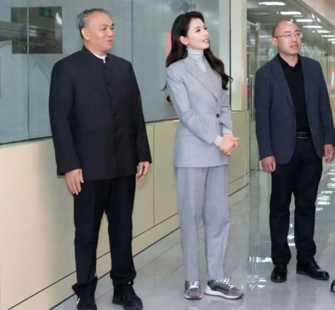 一身标准的干部风简直绝了不入编都可惜了！bsport体育入口刘涛也太正点了吧！(图2)