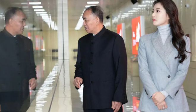 一身标准的干部风简直绝了不入编都可惜了！bsport体育入口刘涛也太正点了吧！(图3)